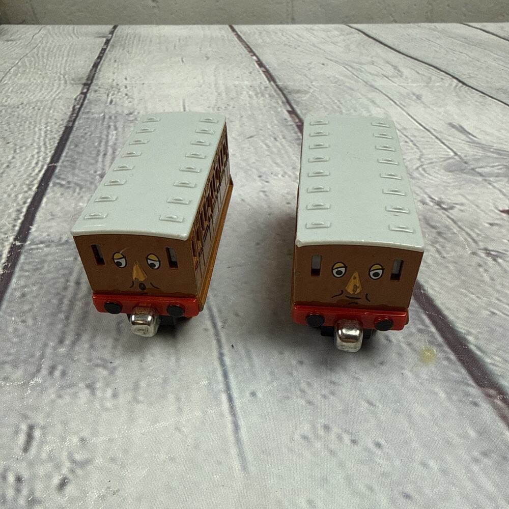 2002 Take Along and Play Diecast Thomas the Train Annie & Clarabel 2 Train Cars